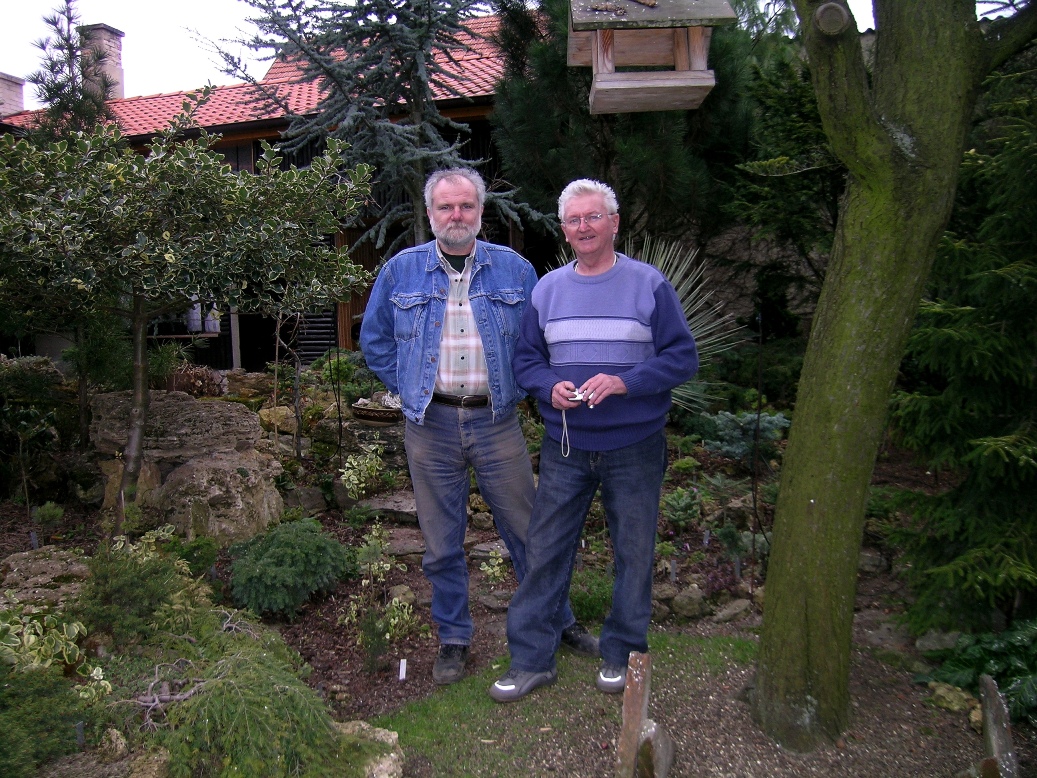Так продолжалось до весны 2008 г.: коллекция росла очень медленно. Пока я впервые не посетил Европу, где увидел огромное разнообразие садовых растений. На снимке я с крупнейшим чешским селекционером и коллекционером Иржи Балаткой в его саду.